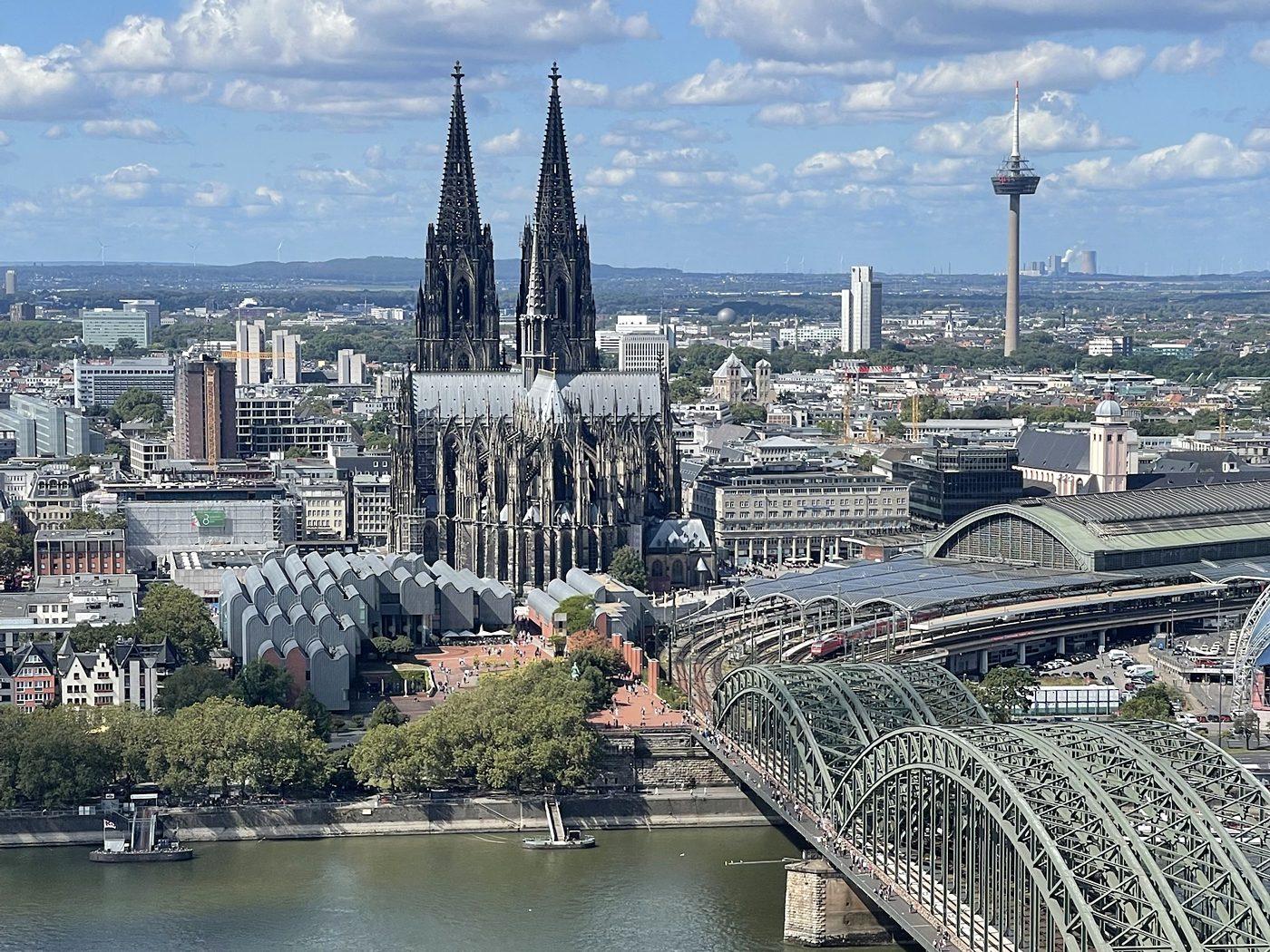 Blick über den Rhein auf den Kölner Dom und die Hohenzollernbrücke