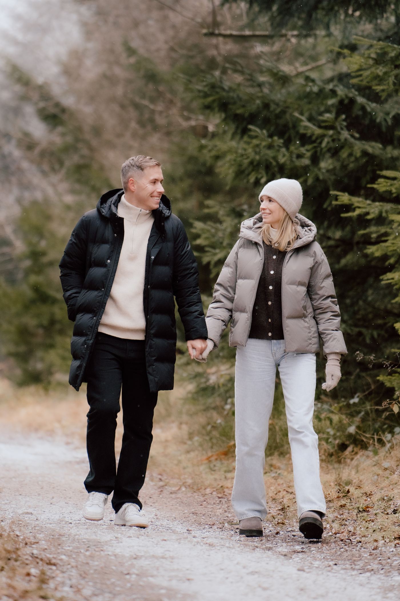 Adrian und Janine Hand in Hand auf einem Waldweg im Schwarzwald
